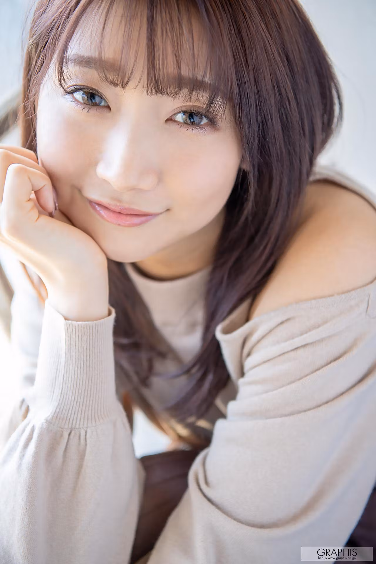 温馨室内窗前背景下的可爱风骚私房清纯少女诱惑